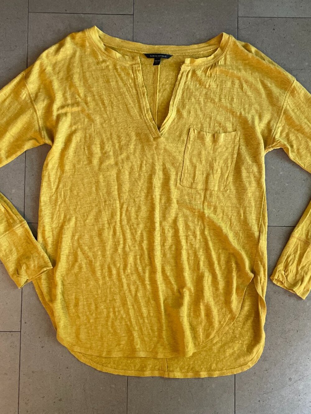 Banana Republic Mustard Yellow 100% linen pocket henley top Jersey-Medium